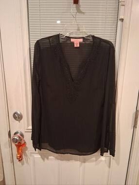 Bandolino Sheer Embroidered Black V-Neck Blouse Size 8 EXCELLENT CONDITION!